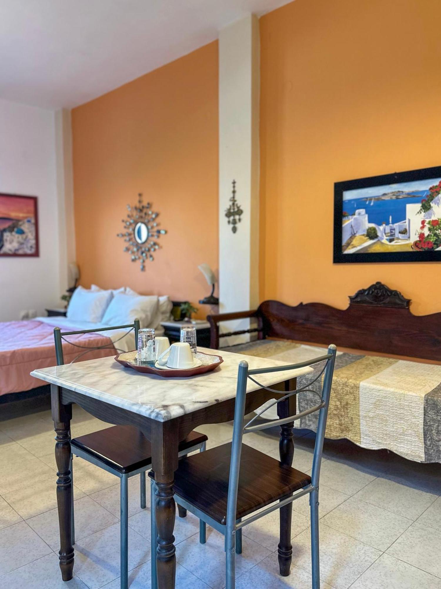 Pansion Zaharoula Fira (Santorini)